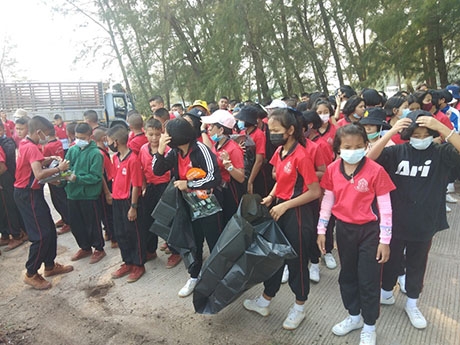 ร่วมกิจกรรม เก็บขยะชายทะเลหาดแหลนสน